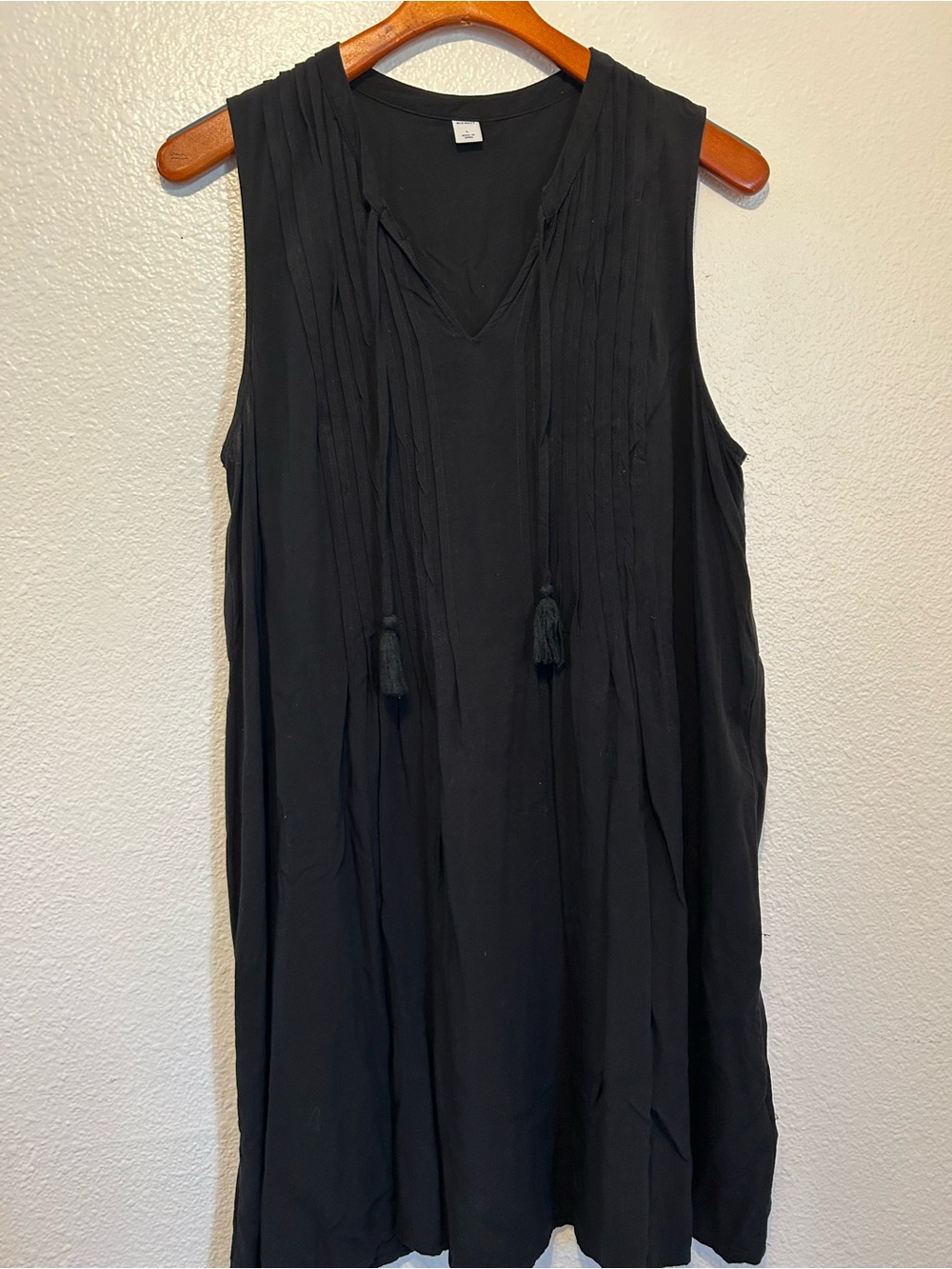 Old Navy Black Sleeveless V-Neck Midi Dress with Tassels